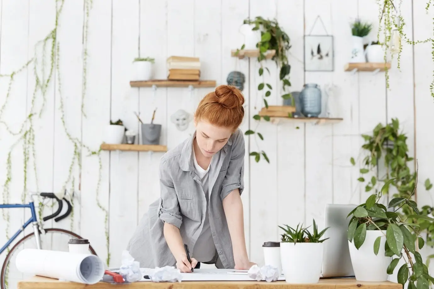 Kompetente, attraktive europäische Architektin mit roten Haaren, beschäftigt damit, Notizen zu machen.